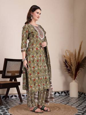 green cotton lace work on yoke straight kurta dupatta pant set 2