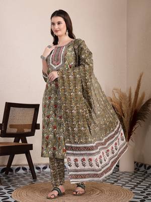 green cotton lace work on yoke straight kurta dupatta pant set 5