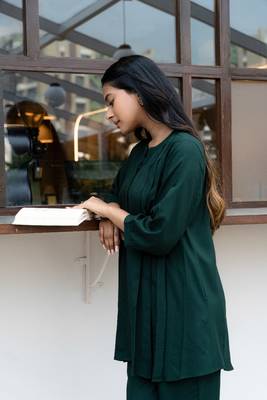 Green sweetheart neck with flared sleeve co-ord set 4
