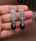 Elegant black color fashion earrings