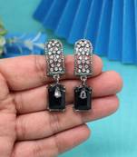 Jet black color fashion earrings