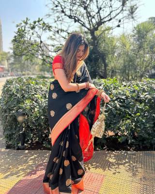 Black Woven Soft Silk blend Banarasi Saree 3