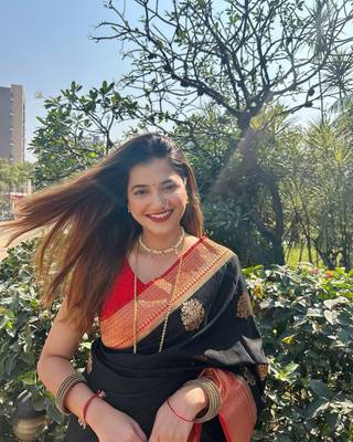 Black Woven Soft Silk blend Banarasi Saree 4