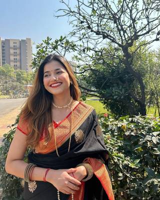 Black Woven Soft Silk blend Banarasi Saree 5