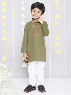 Green embroidered cotton kurta pyjama set 1