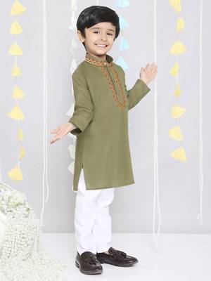 Green embroidered cotton kurta pyjama set 2