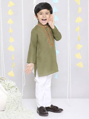 Green embroidered cotton kurta pyjama set 3