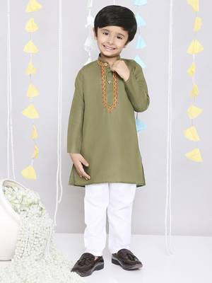 Green embroidered cotton kurta pyjama set 4