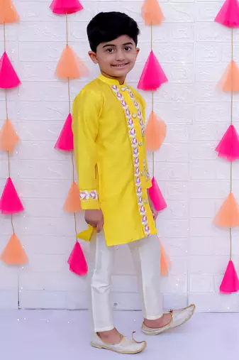 Yellow embroidered taffeta sherwani set