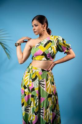 one-shoulder abstract print co-ord set – multi green 4