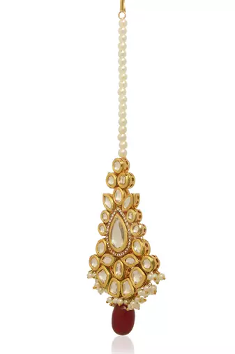 Red kundan maang tikka