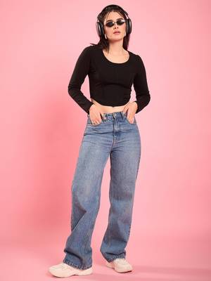 Chic black corset-style crop top 2