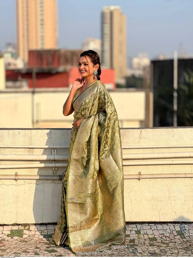 Pista Silk blend Sarees with blouse