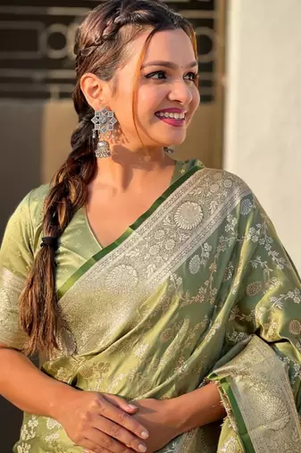Pista Silk blend Sarees with blouse