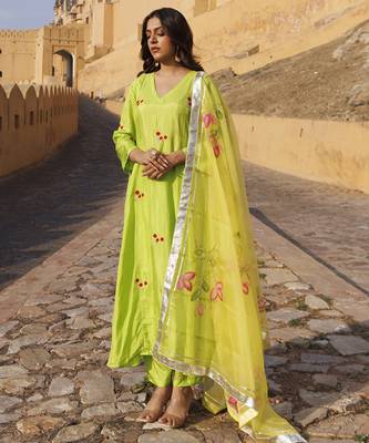 Bright green uppada silk kurta set 4