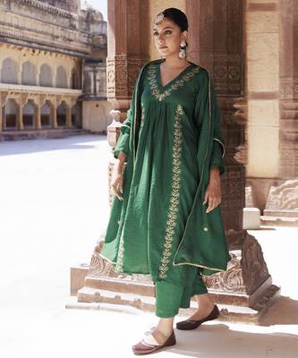 Green chanderi aari embroidered suit set 4