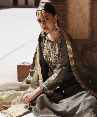 Green upadda silk aari embroidered kurta set 3