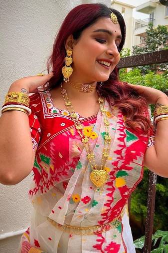 White Soft Dhakai Jamdani Saree With Running Blouse Piece