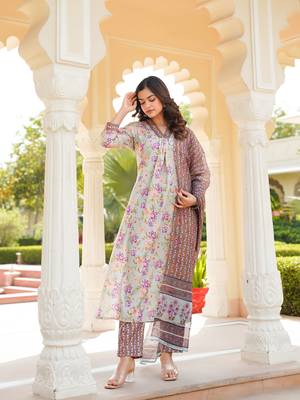 Women green rayon blend floral printed straight kurta trousers with dupatta 1