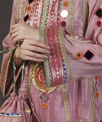 Pink aura mirror and resham hand embroidered tissue kurta sets of 3 5