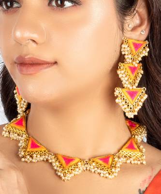 Sunrise petal embroidery & pearl-embellished necklace set 2