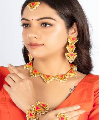 Sunrise petal embroidery & pearl-embellished necklace set 5