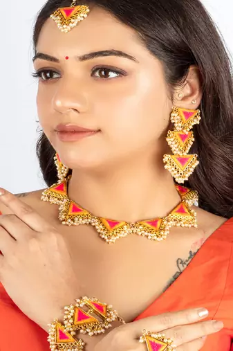 Sunrise petal embroidery & pearl-embellished necklace set