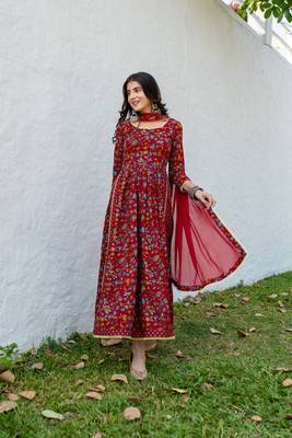 Red floral cotton nyra cut kurta set 5