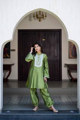 Mehendi green kurta embroidery co-ord set 3