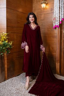 Velvet maroon bell sleeves kurta set 3