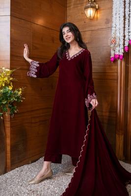 Velvet maroon bell sleeves kurta set 5