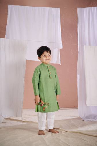 Green embroidered fish patch kurta