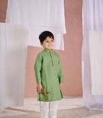 Green embroidered fish patch kurta