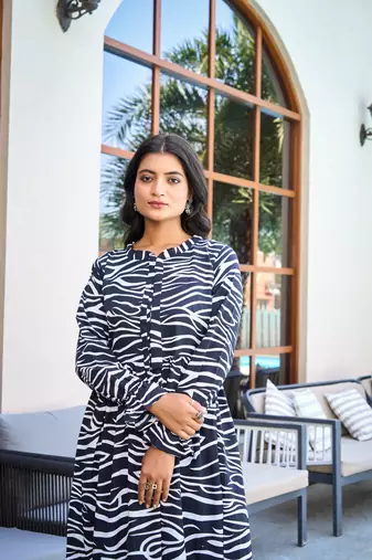 Black Crepe Stitched Abaya without hijab