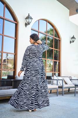 Black Crepe Stitched Abaya without hijab 4