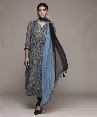 Black avanti kurta set by ritu kumar 1