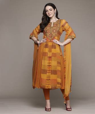 Orange bauhaus print kurta set by ritu kumar 1
