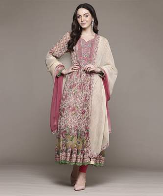 Pink kurta set by ritu kumar 1