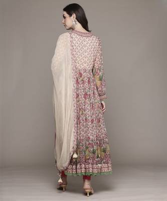 Pink kurta set by ritu kumar 5