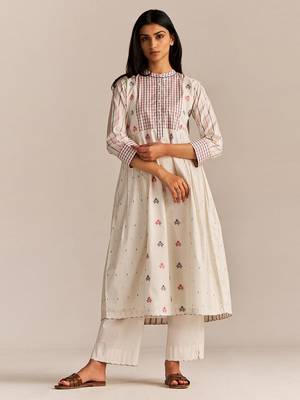 Off-white cotton embroidered kurta set 3