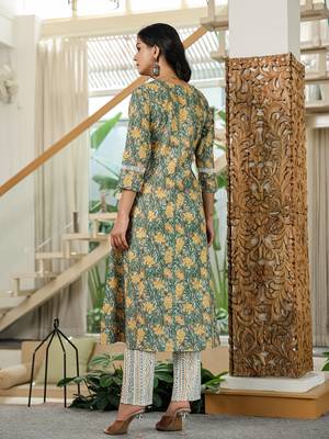green floral a-line kurta trouser dupatta set with lace work 3