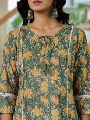 green floral a-line kurta trouser dupatta set with lace work 4