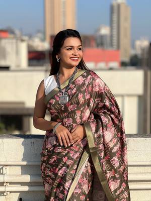 Bottle green tussar silk blend printed saree with zari woven border 4