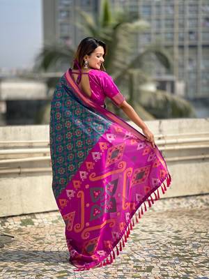 Green soft silk blend zari woven patola saree with contrast weaves 2