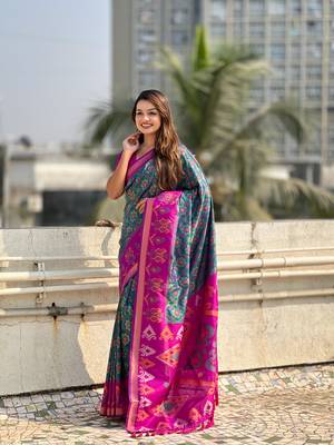 Green soft silk blend zari woven patola saree with contrast weaves 4