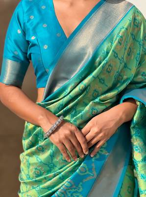 Pista green soft silk blend zari woven patola saree with contrast weaves 3