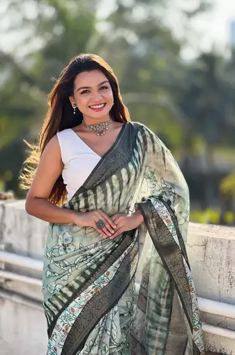 Pista chanderi crush silk blend floral printed saree with zari woven jacquard panel border