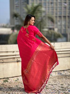 Pink soft silk blend dual zari woven saree with deer border 2