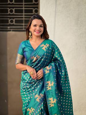 Green soft silk blend dual zari woven saree with deer border 3