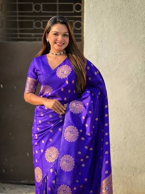 Violet soft silk blend dual zari woven saree with peacock border 5